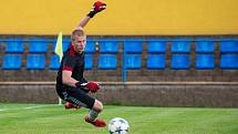 Memoriál Matěje Strejčka: Senco Doubravka (ve žlutém) - Jiskra Domažlice (v červeném) 2:3. Foto: mladisportovci.cz.