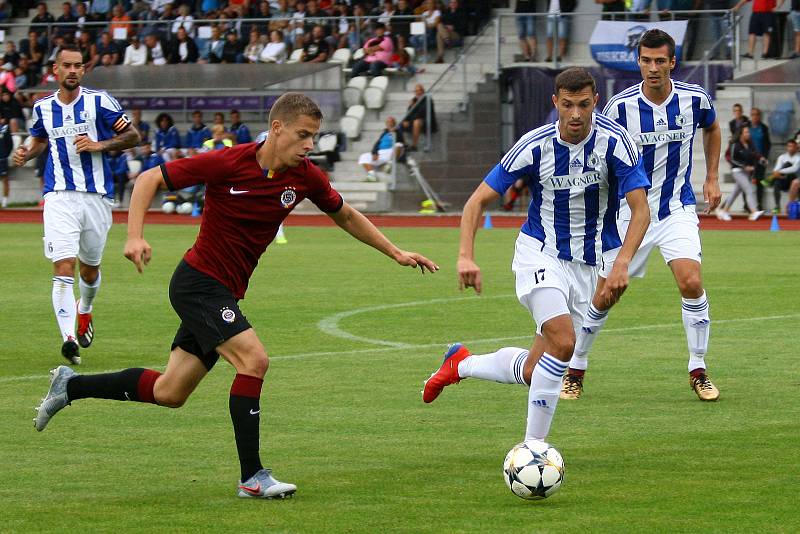 Fotbalisté Domažlic (na archivním snímku hráči v modrobílých dresech) prohráli na hřišti Benešova 3:5.