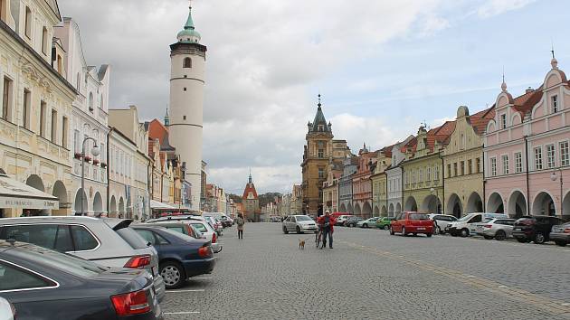 Zklidnění dopravy na náměstí. Toho se zatím bohužel nepodařilo docílit. Situace však nemá snadné řešení, město se s tímto potýká již dvacet let.