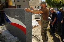 Kamion v úterý přivezl pomník osvobození do Domažlic. Dílo stojí na pozemku pod Chodským hradem, kudy v květnu 1945 přicházeli do města první američtí vojáci.
