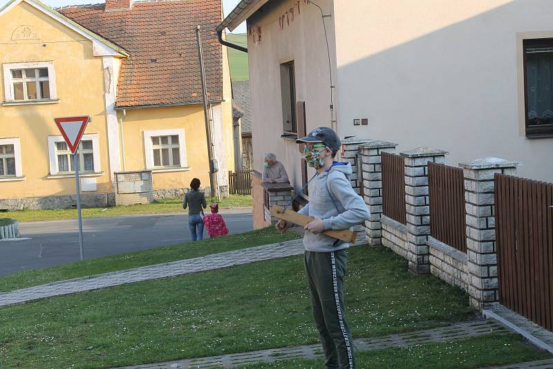 Drkání nahradilo zvony, které odletěly do Říma. Drkalo se v Mrákově, Brnířově, Hluboké, Prapořištích, Tlumačově, Postřekově, Loučimi či Spáňově.