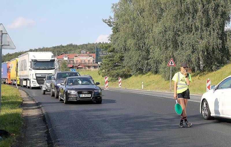 Silničáři už začali opravovat více než kilometrový úsek komunikace první třídy na Folmavě. Doprava je v místě řízena kyvadlově, ve špičce se tady tvoří fronty.