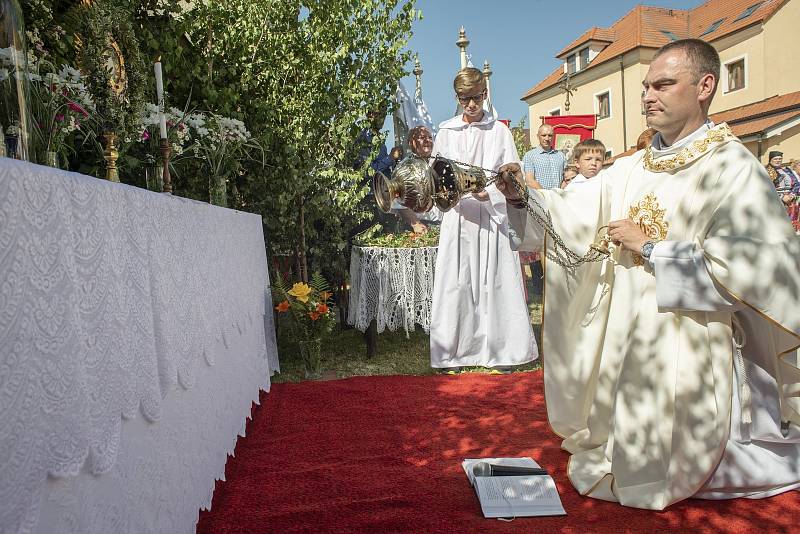 Průvod tradičních chodských krojů byl k vidění po ranní mši v neděli 19. června 2022 v Mrákově při slavnosti Božího těla též zvané Slavnost Těla a Krve Páně.