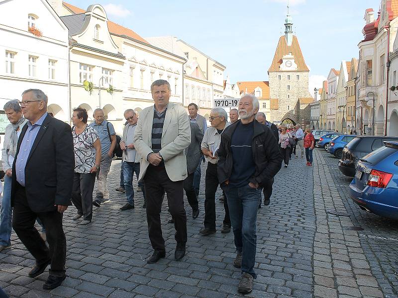 Sobotní průvod, který byl vrcholem oslav domažlického gymnázia, směřoval od budovy školy do centra a skončil u Chodského hradu. Zúčastnily se ho stovky lidí.