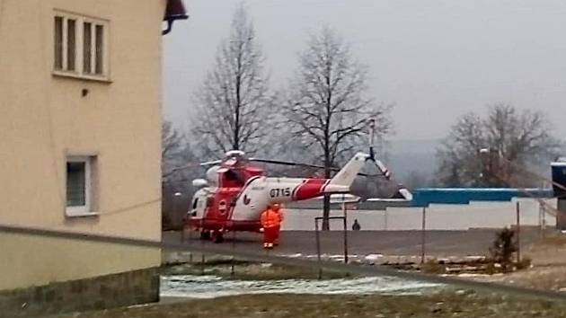 Záchranáři na místě sobotní nehody v Holýšově.