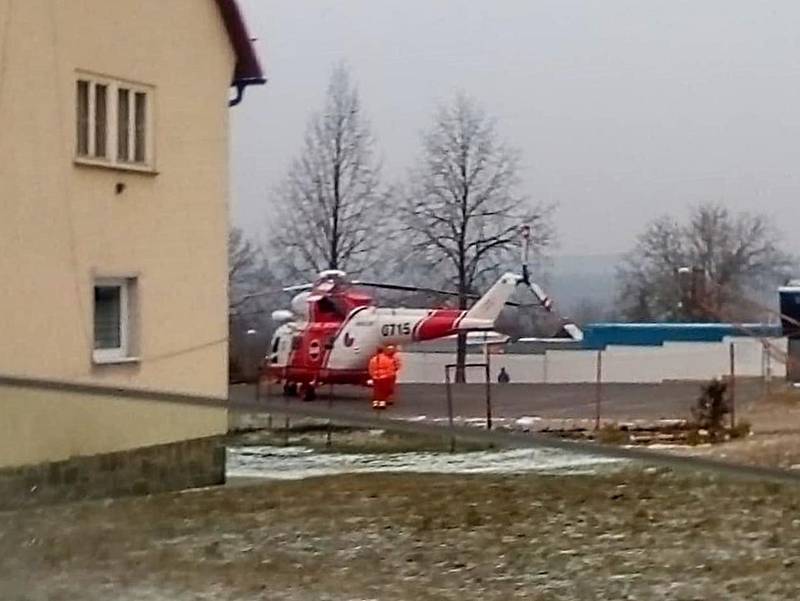 Záchranáři na místě sobotní nehody v Holýšově.
