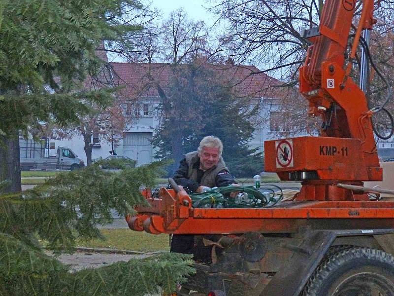 Z instalace osvětlení na vánoční stromek ve Staňkově.