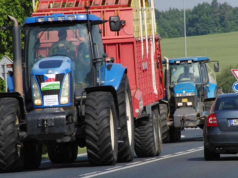 VELKÉ ZEMĚDĚLSKÉ TRAKTORY nelze v domažlických ulicích běžně vidět. Zemědělci z Miraba Milavče a ZOD Mrákov jezdili od Všech svatých ke ´kruháči´směrem na Draženov.  