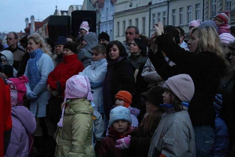 Slavnostní rozsvícení vánočního stromu na domažlickém náměstí a zpívání koled.