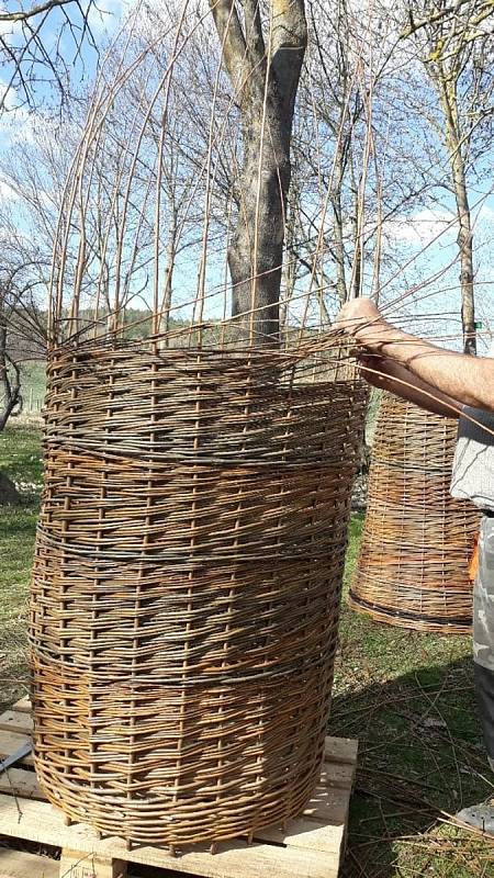 Košíkář Zdeněk Pikal z Hostouně na snímku dokončuje pět gabionů. Proutěné koše už odvezl na velhartický hrad, kde se připravuje interaktivní výstava o třicetileté válce.