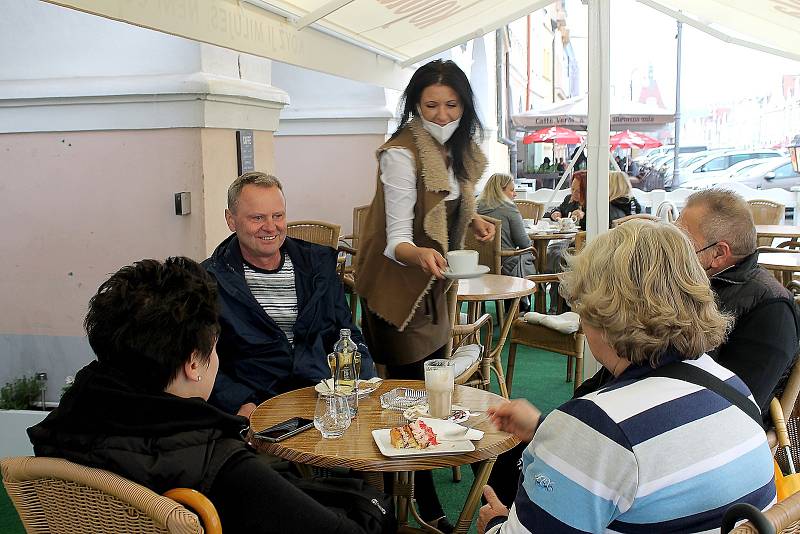 Pondělní rozvolnění na domažlickém náměstí. Restauratéři konečně mohli otevřít předzahrádky.