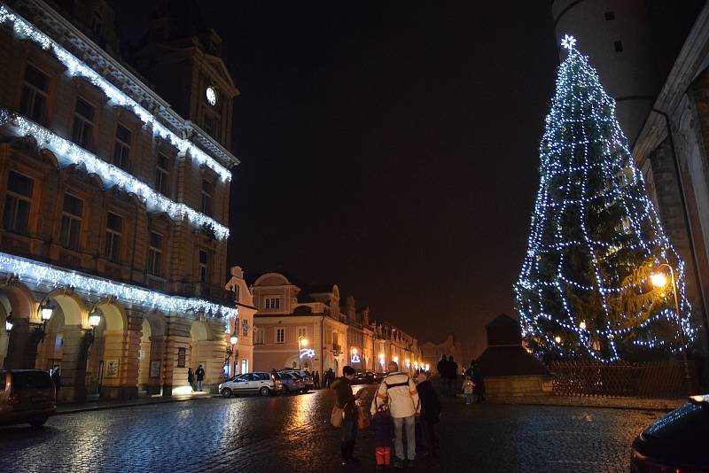 Vánoční strom v Domažlicích už svítí.