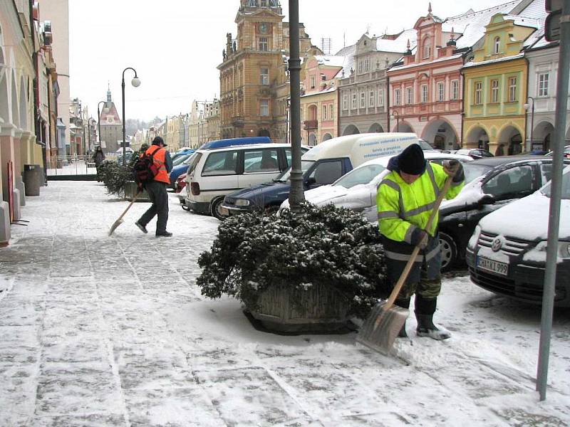 Pracovníci DTS si letos sněhu užili, hlavně na náměstí Míru.