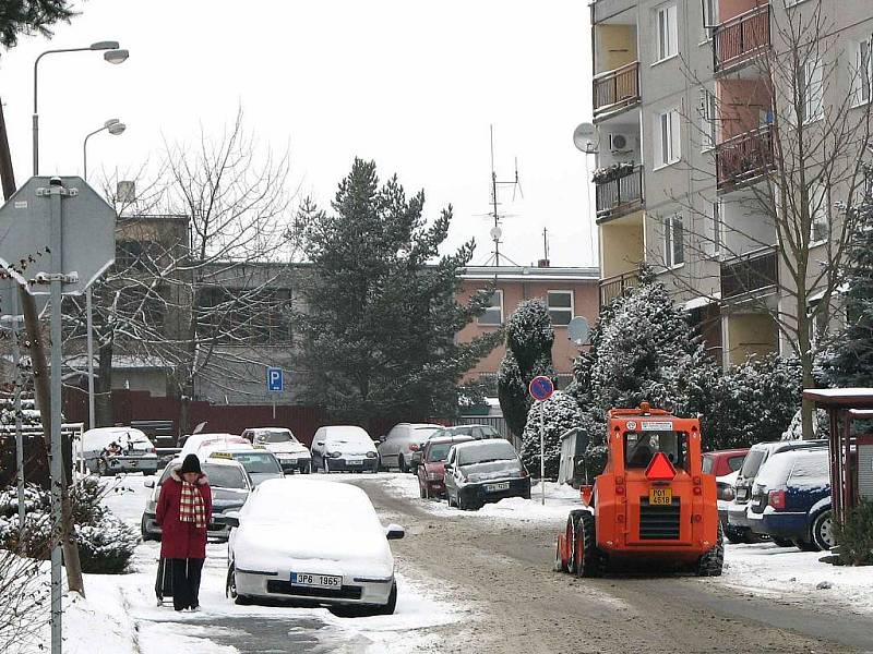 Velký problém dělají technickým službám řidiči, kteří parkují pakticky všude, i v zákazu. Technika pak to má těžké.