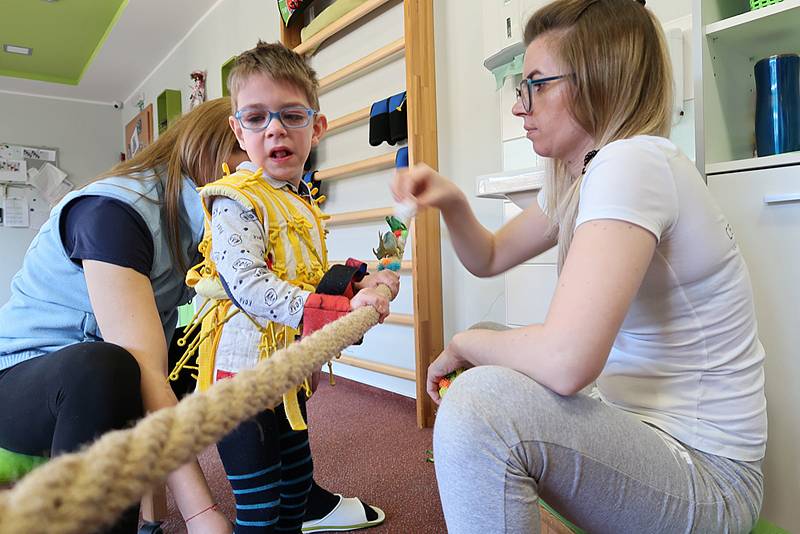 Díky rehabilitacím se Matýsek ve čtyřech letech mohl poprvé postavit na nohy.