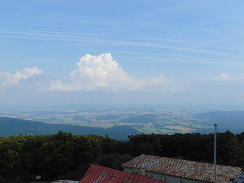 Z nejvyšší hory Českého lesa, 1042 m vysokého Čerchova. 