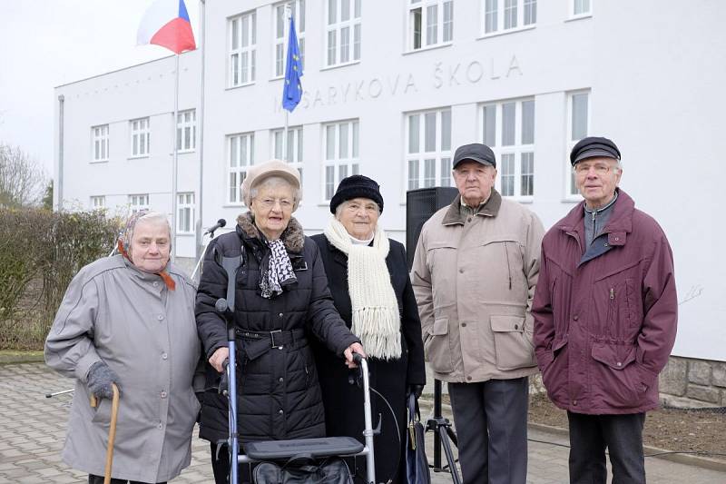 BÝVALÍ ŽÁCI předválečné školy v Holýšově Anna Teringlová, Marie Schüblová, Vlasta Prokopová, Jan Rauner a Rudolf Kubíček.