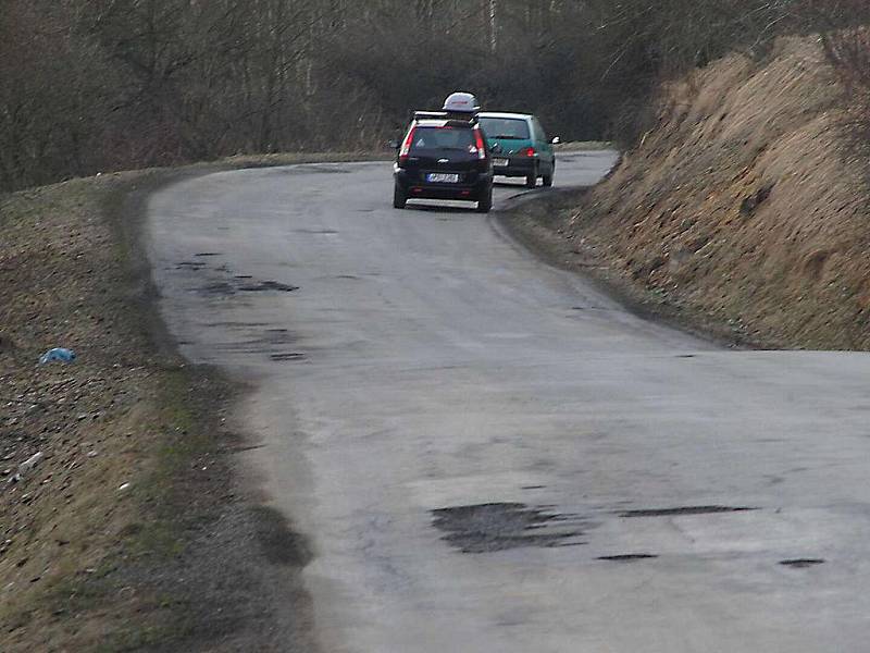 MEZI ŽDÁNOVEM A PAŘEZOVEM. Auta, pokud mají možnost, se vyhýbají největším dírám jízdou v protisměru.