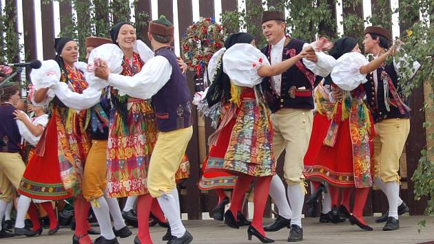 Přehlídka v přírodním amfiteátru v Mrákově, již pořádá tamní národopisný soubor ( na snímku),  nabízí sledování folkloru v přírodě