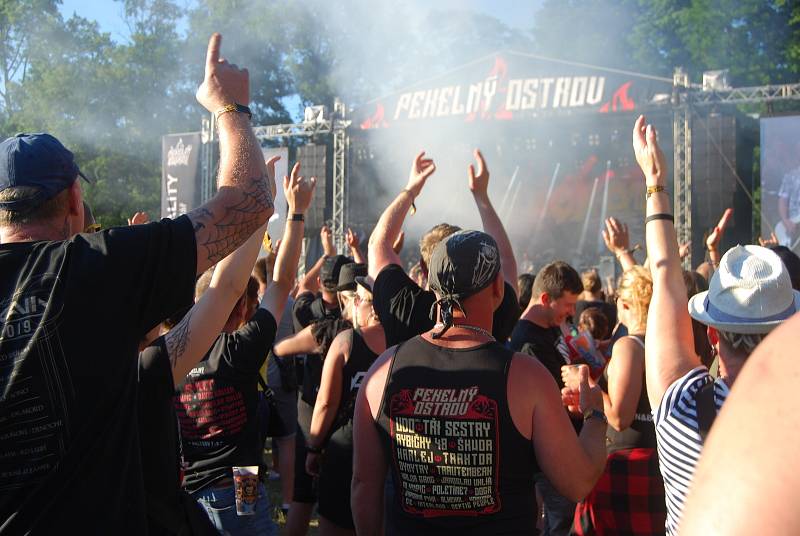 Největšími taháky třetího dne holýšovského festivalu Pekelný ostrov byly bezesporu Tři sestry, němečtí U.D.O. nebo kapela Harlej. Velký ohlas sklidil i všestranný umělec Jaroslav Uhlíř. Jako jeden z mála českých hudebních festivalů se Pekelný ostrov zaměř