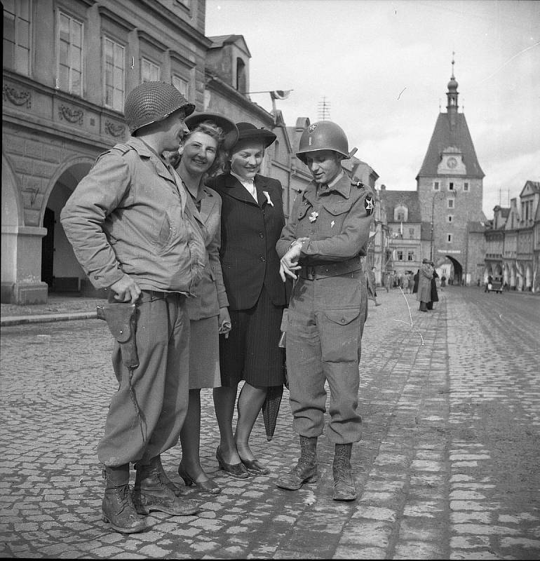 Snímky Viktora Douby zachycují příchod americké armády do Domažlic a oslavy konce války.