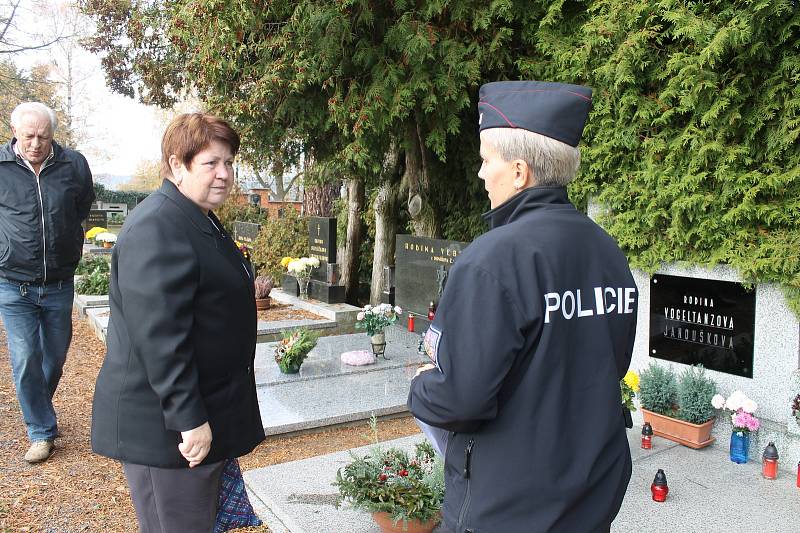 Dagmar Brožová upozorňovala na kdyňském hřbitově, aby si lidé nenechávali ve voze cennosti.