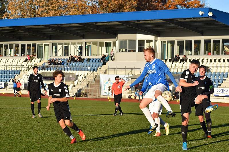 Miroslav Hojda (v modrém) proti Rapidu Plzeň.