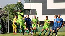 6. kolo FORTUNA ČFL, skupina A: FK Loko Vltavín (zelení) - Jiskra Domažlice (modří) 2:2.