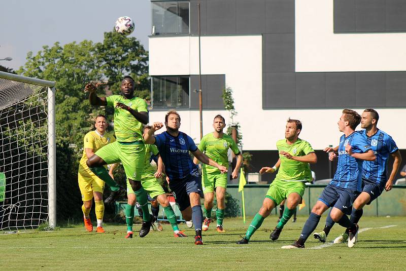 6. kolo FORTUNA ČFL, skupina A: FK Loko Vltavín (zelení) - Jiskra Domažlice (modří) 2:2.