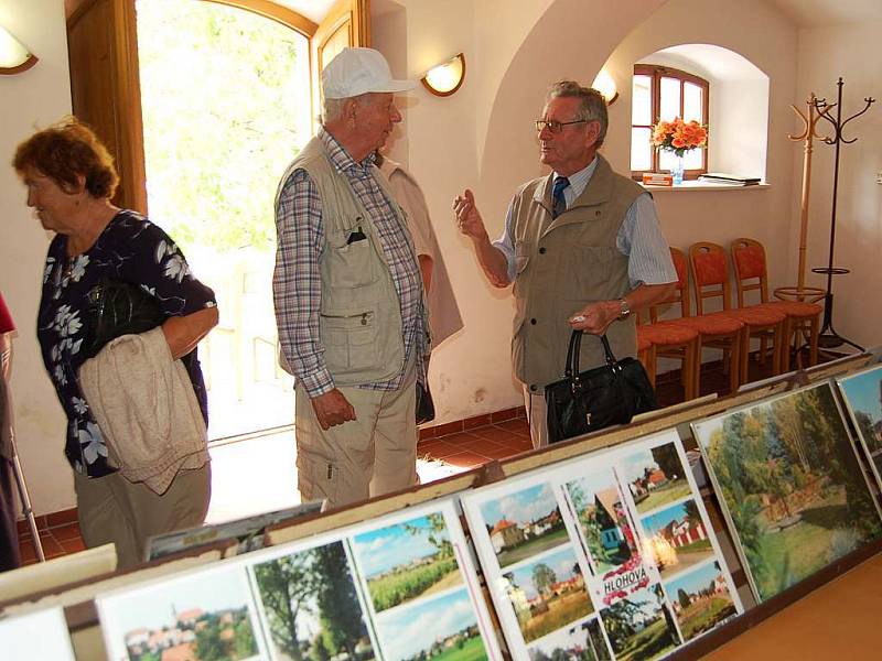 Na staňkovské výstavě se Eberl (vlevo) setkal i s mnoha starými přáteli. Jedním z nich byl i Václav Tichota, který fotografie kamarádovi z mládí pochválil