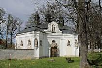 Kaple svatého Jana Nepomuckého v Chotiměři dříve patřila k zámku. V roce 2010 ji dostala obec, která se o ni stará.