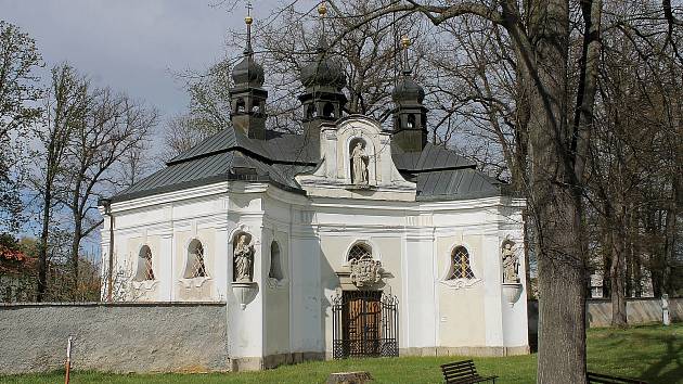 Kaple svatého Jana Nepomuckého v Chotiměři dříve patřila k zámku. V roce 2010 ji dostala obec, která se o ni stará.
