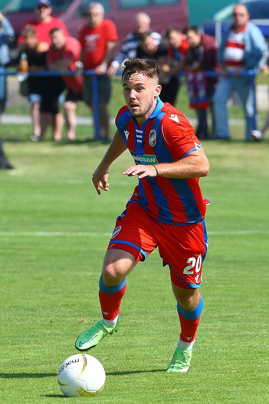 Fotbalisté Domažlic (na archivním snímku hráči v modrobílých dresech) prohráli na hřišti Benešova 3:5.