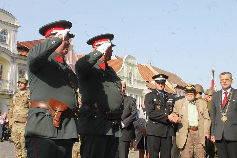 Na 73. výročí konce druhé světové války dorazil válečný veterán James Duncan (93), který Domažlice osvobozoval.