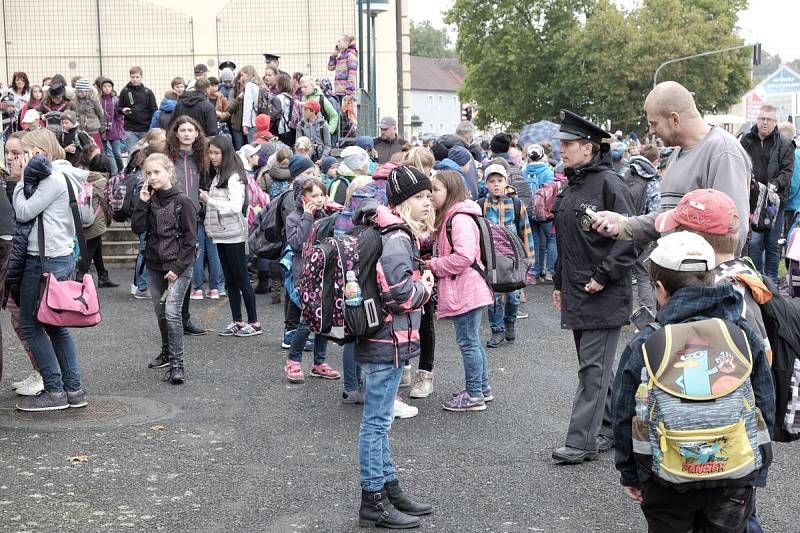 Evakuace školy v Komenského ulici v Domažlicích.