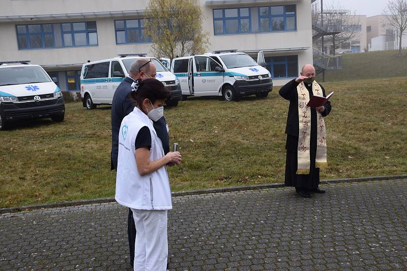 Nové sanitky domažlické nemocnice dostaly požehnání