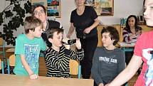 Bělští školáci se učili v rámci projektu filmovat. Do tajů je zasvětili poběžovičtí učitelé Hana Teplá a Petr Lehner.