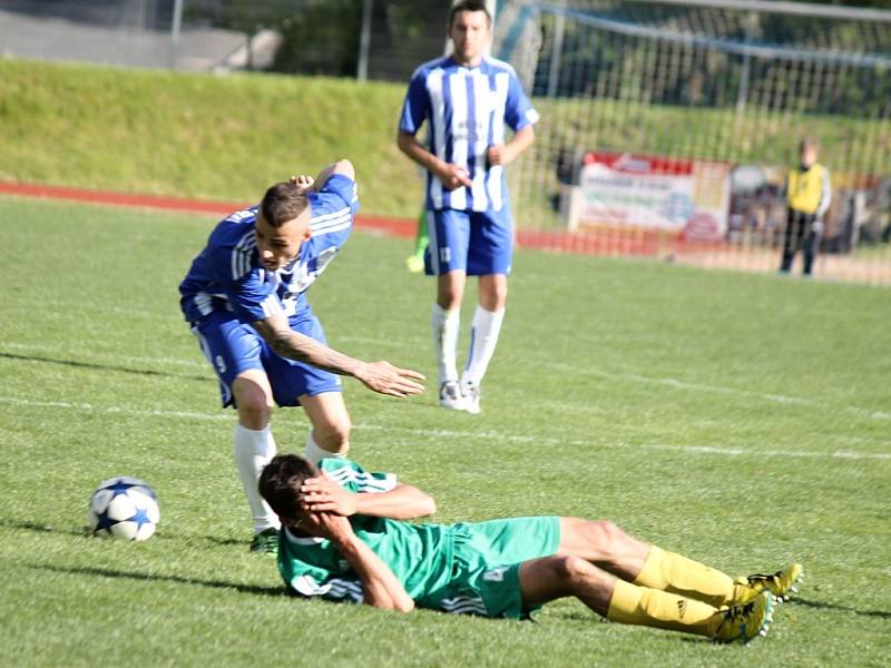 Z utkání třetiligové Jiskry Domažlice s 1. FC Karlovy Vary.