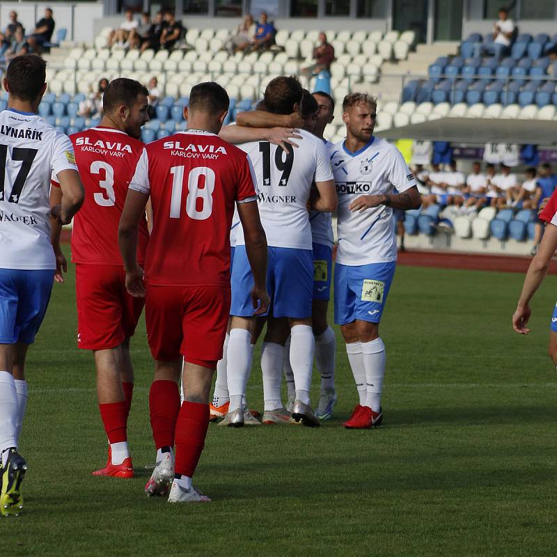 6. kolo FORTUNA ČFL A: TJ Jiskra Domažlice (na snímku fotbalisté v bílých dresech) - FC Slavia Karlovy Vary 2:2 (2:1).