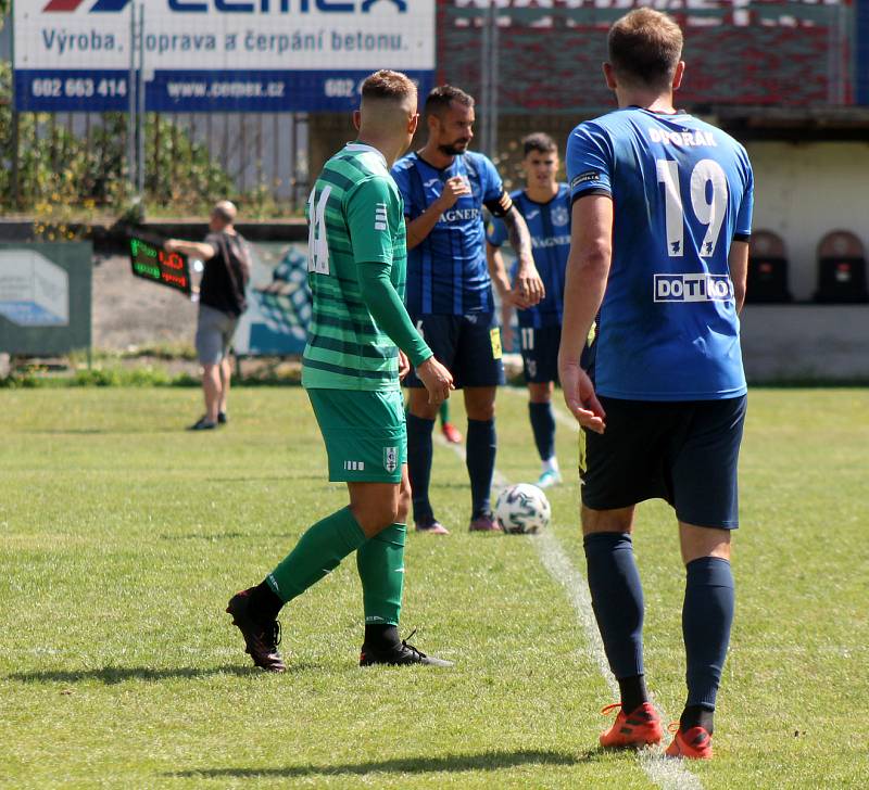 1. kolo FORTUNA ČFL, skupina A - 2022/2023: FK Loko Vltavín - TJ Jiskra Domažlice (hráči v modrých dresech) 1:2 (0:1).