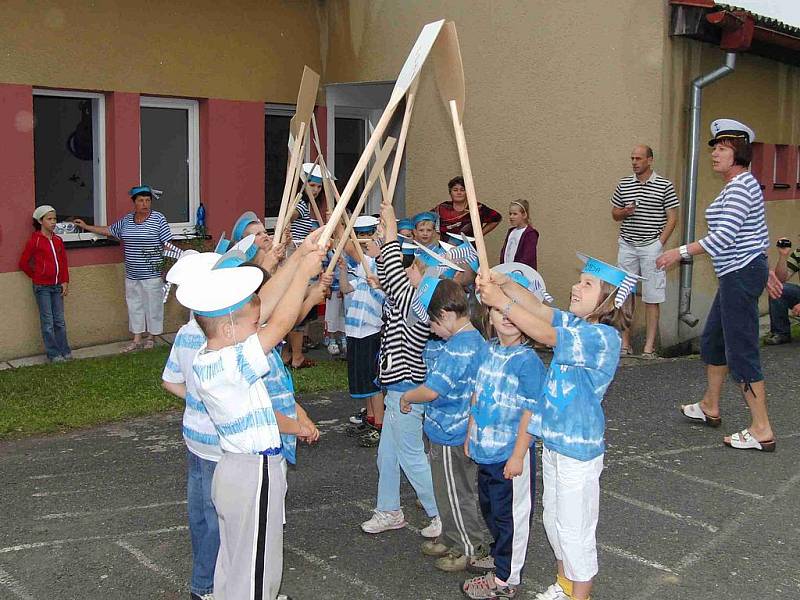 Z šerpování a pasování dětí na školáky v MŠ Kout na Šumavě.