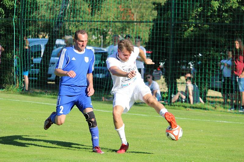 Přátelský zápas na oslavu 55 let herce Ivana Trojana v Krchlebech: šKrchlebský samet - Real Top Praha 6:10.