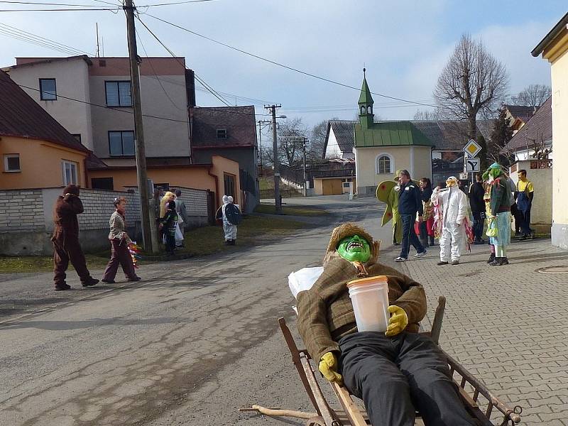 Obyvatelé Nevolic a Stráže opět uspořádali společný masopustní průvod.