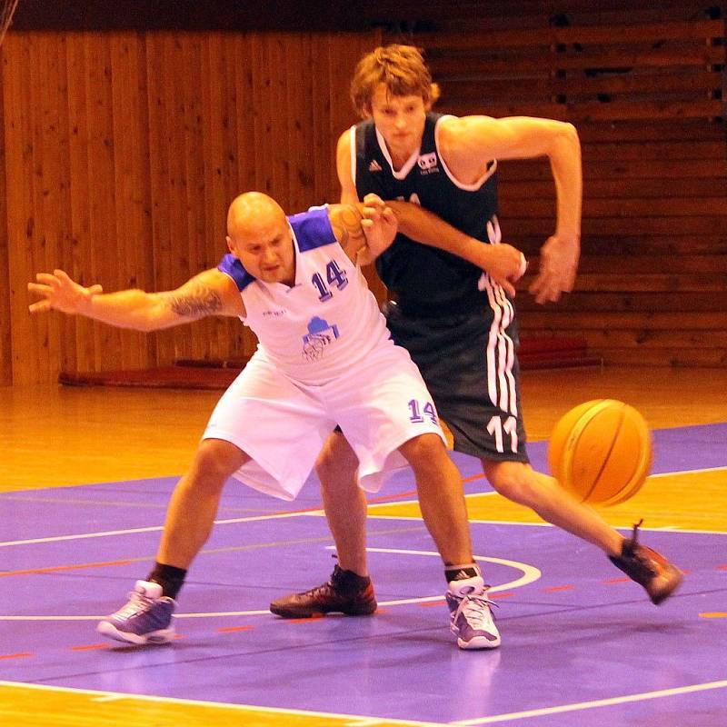 Z utkání basketbalistů Jiskry Domažlice s ČZU Praha.