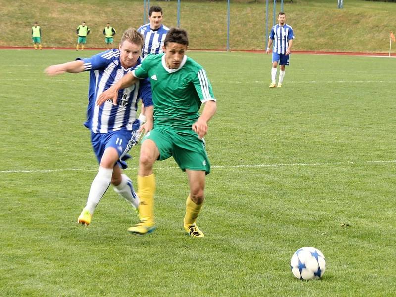 Z utkání třetiligové Jiskry Domažlice s 1. FC Karlovy Vary.