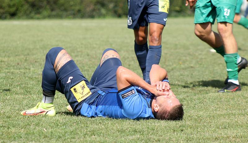 1. kolo FORTUNA ČFL, skupina A - 2022/2023: FK Loko Vltavín - TJ Jiskra Domažlice (hráči v modrých dresech) 1:2 (0:1).