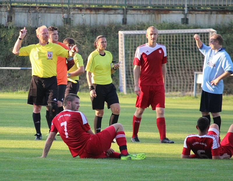 FK Holýšov B (v modrém) - Sokol Osvračín (v červeném) 2:2, na penalty 2:4.