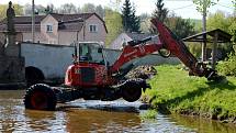 Kráčivý bagr v těchto dnech čistí koryto řeky v Bělé nad Radbuzou. Foto: Blanka Triščová