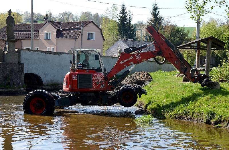 Kráčivý bagr v těchto dnech čistí koryto řeky v Bělé nad Radbuzou. Foto: Blanka Triščová