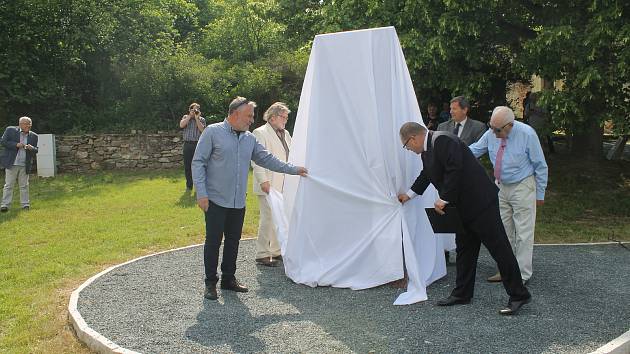 ODHALENÍ PAMÁTNÍKU se uskutečnilo v sobotu za přítomnosti českých i německých rodáků ze Šitboře.Foto: Deník/Jiří Studnička